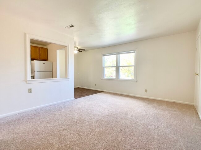 2BR, 1BA - CARPET