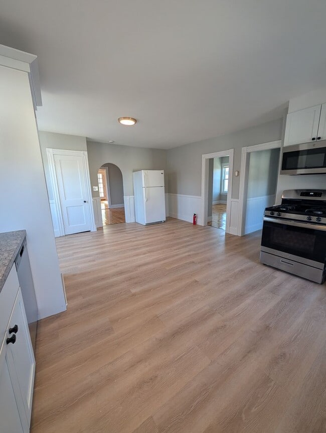 Building Photo - ? Recently Renovated 2-Bedroom Apartment ? Unit 2
