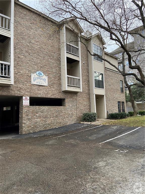 Building Photo - 1006 1/2 W 22nd St Unit 305 Rental