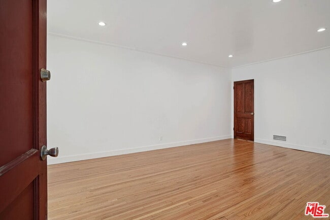 Photo - 644 S Dunsmuir Ave