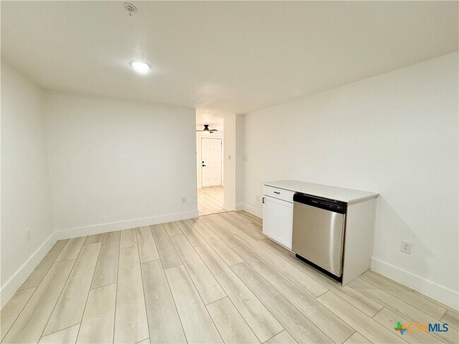 Photo - 2204 W San Antonio St Unit 3