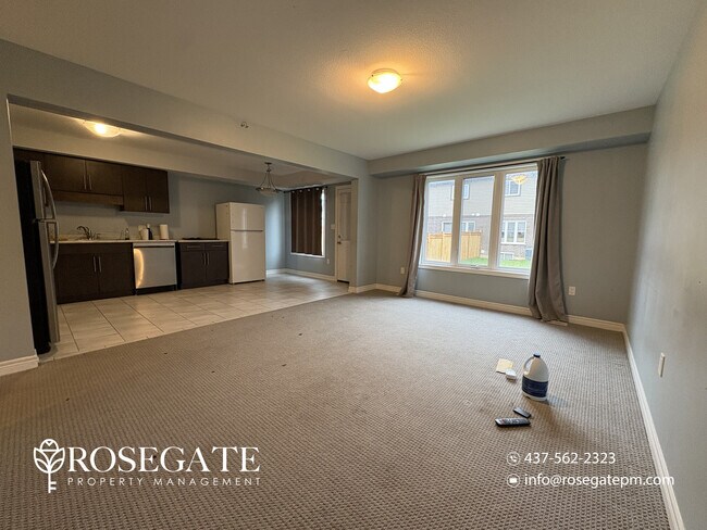 Photo - Spacious 6-Bedroom Freehold Townhouse with Garage & Backyard – Thorold