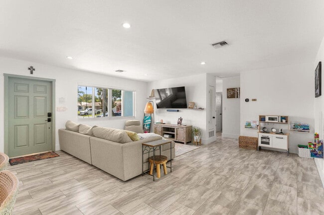 Building Photo - 2211 NE 35th Ct Rental