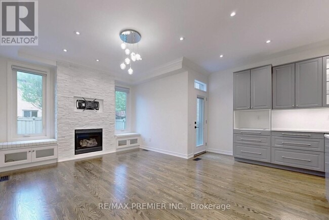 Photo - 422 Lady Nadia Dr