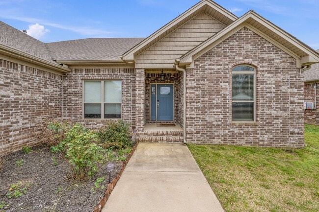 Photo - Mins from LRAFB with Solar panels