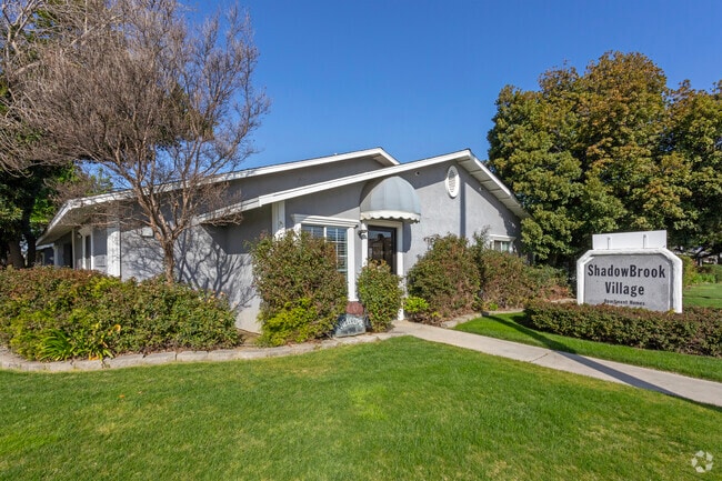 Oficina de arrendamiento - Shadowbrook Village