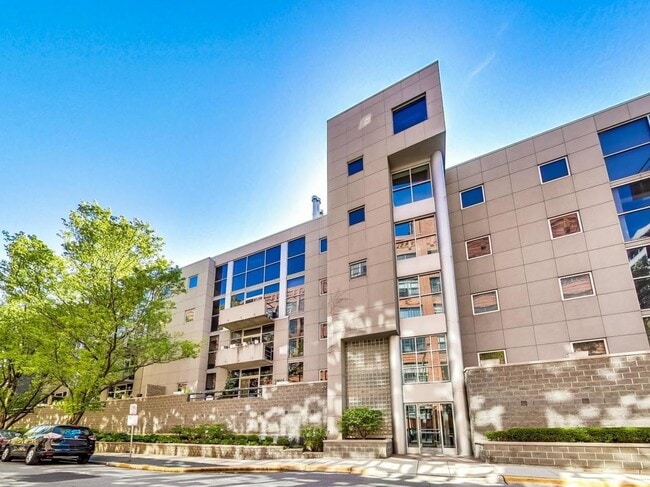 Building Photo - 939 W Huron St Unit 401