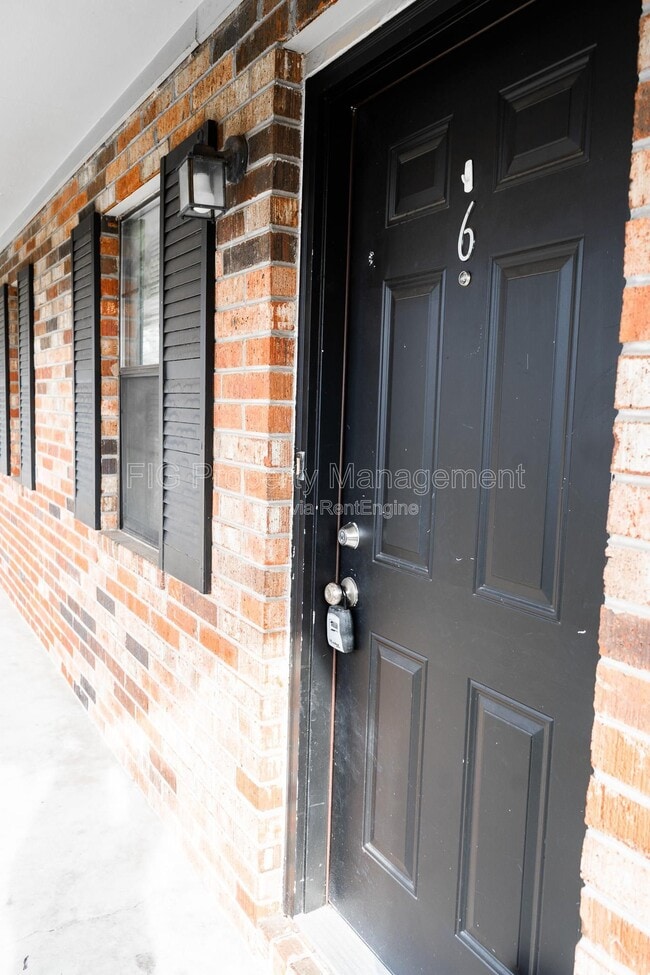 Building Photo - 129 Hillcrest Dr Unit 6