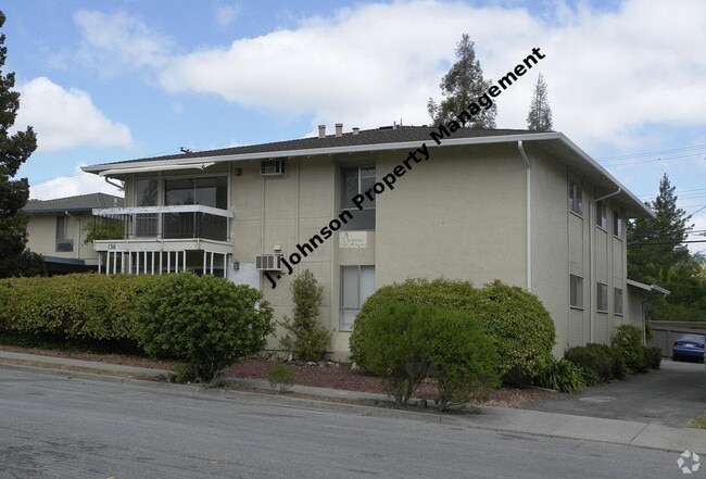 Building Photo - 2 bedroom 1 bth upper Unit D