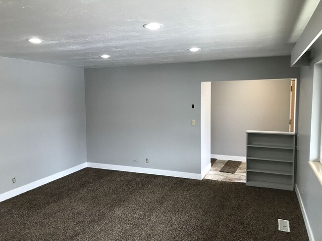 Photo - Spacious 5-Bedroom Home with Large Yard in Centerville!