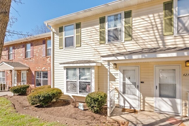 Pheasant Run 4 Bedroom, 2.5 Bath Townhouse - Pheasant Run 4 Bedroom, 2.5 Bath Townhouse