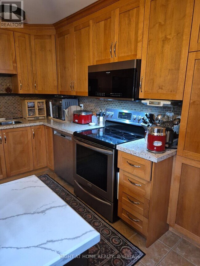 Photo - 25 Wellington Ave E