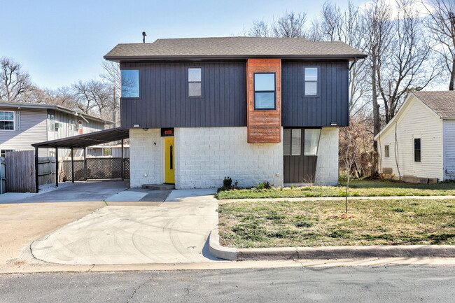 Building Photo - 608 E Eufaula St