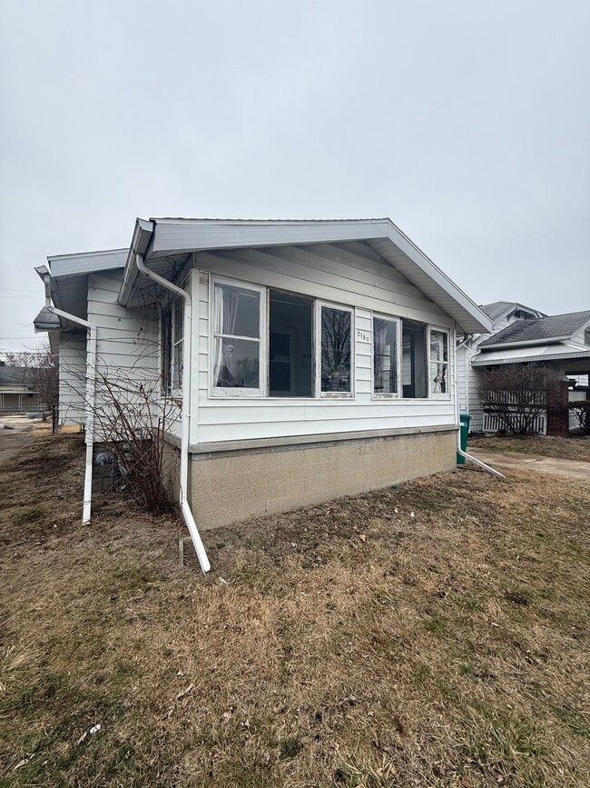 Photo - 2150 E Clay St