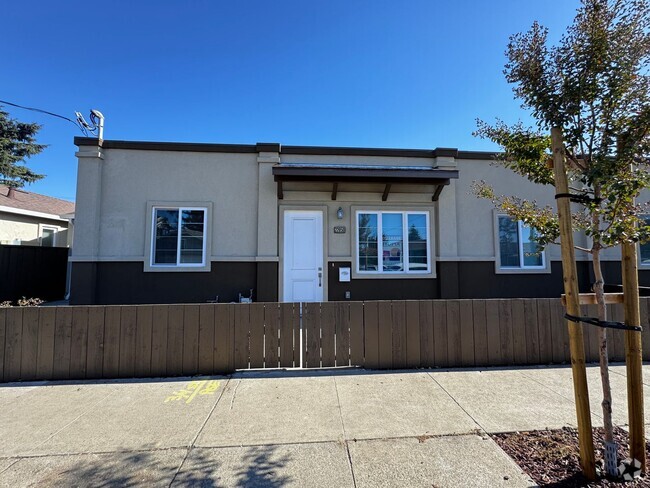 Building Photo - Newly Remodeled Spacious 3 Bedroom House i... Unit 22850