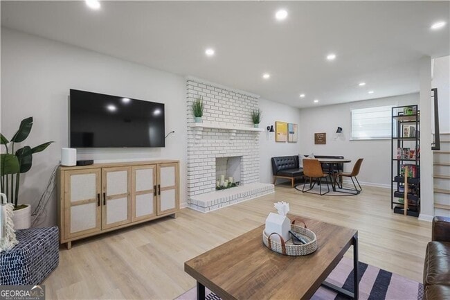 Photo - 677 Hillandale Cir