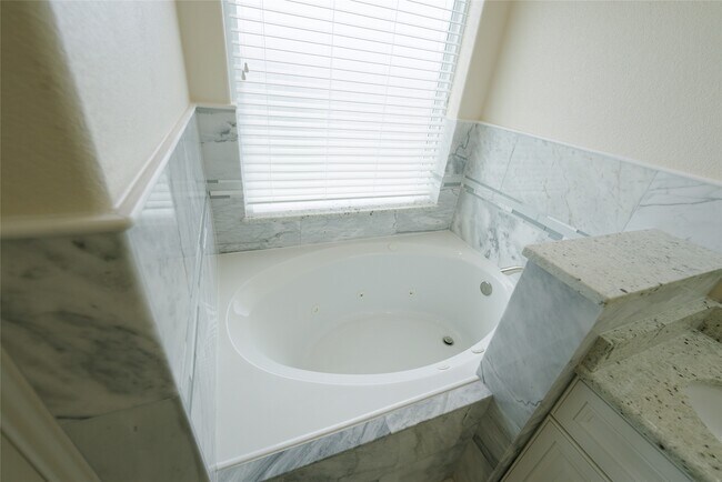 Building Photo - 1013 10th St Unit B