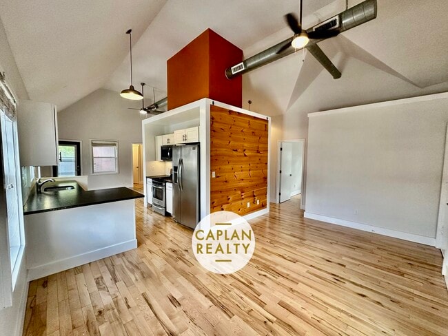 Building Photo - 324 Ashmun St Unit B