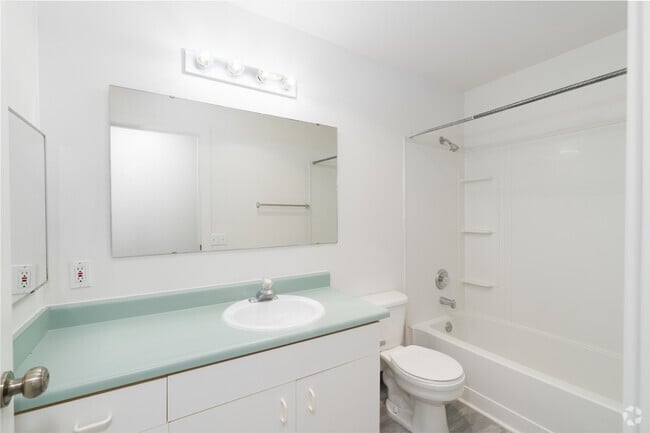 2BR, 1BA - 795SF - Bathroom
