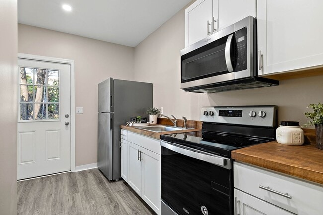 Photo - 2 Bedroom 1 Bath Townhouse for rent