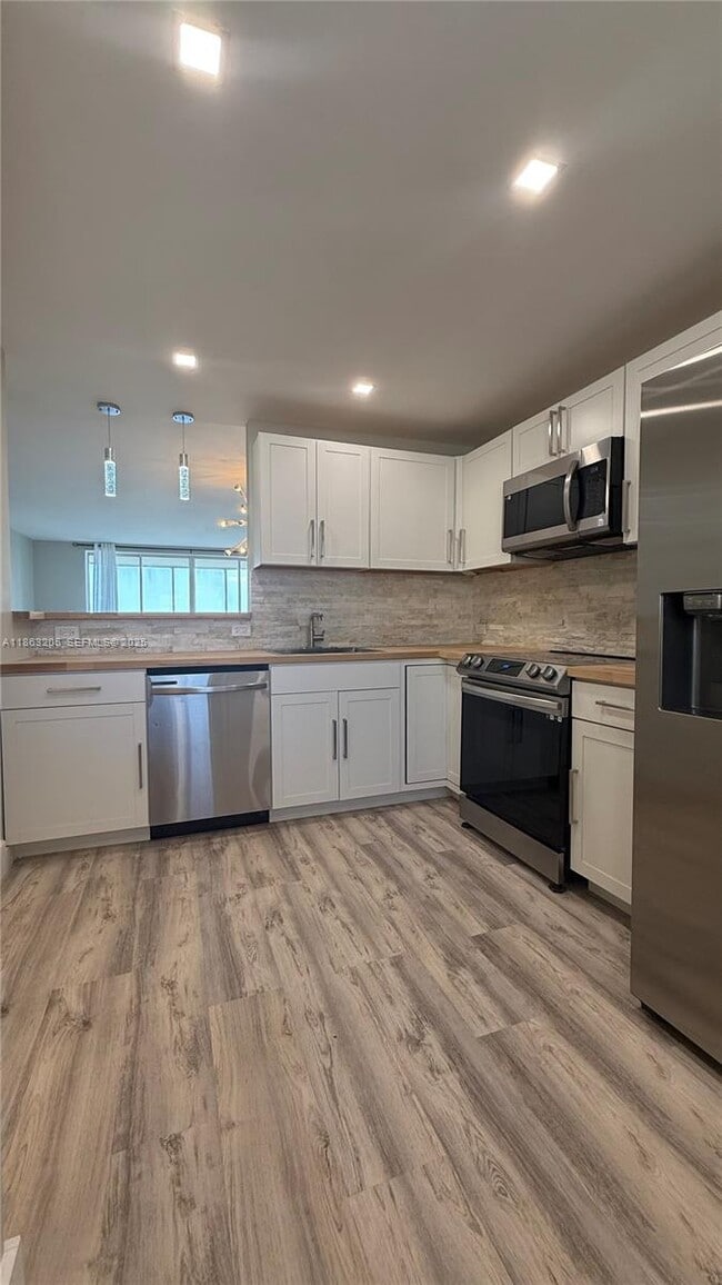 Building Photo - 1750 NE 191st St Unit 725-4