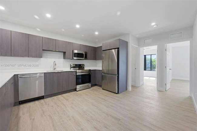 Photo - 349 NW 40th St Unidad 203