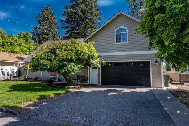 Photo - Wonderful home on large corner fenced lot in desired mid-town with views!