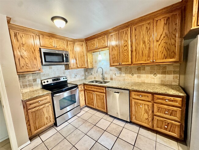 Building Photo - 2201 N Grand Blvd Unit 8