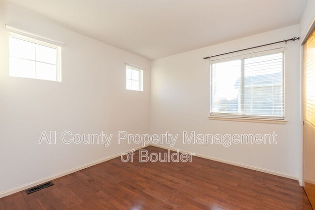 Photo - 190 Mercator Ave