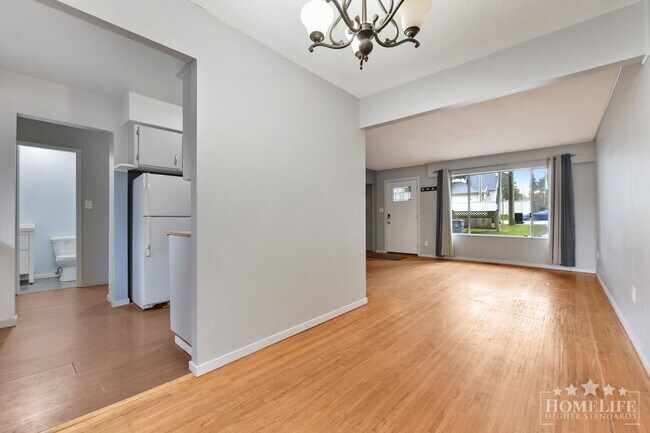 Photo - 3 Bed, 1.5 Bath House for Rent in White Rock! Unité House
