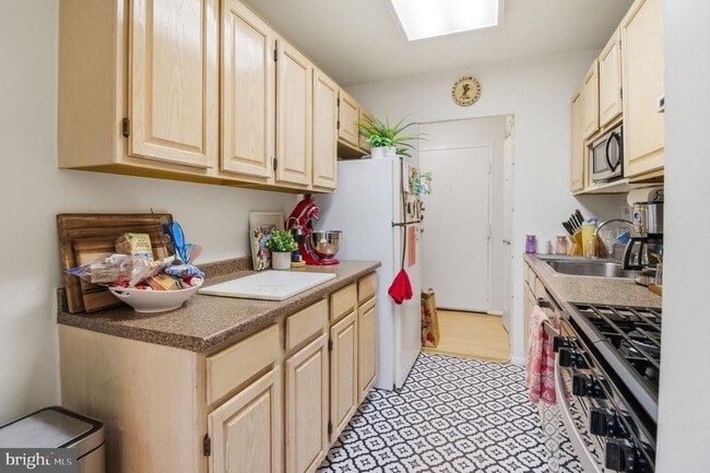 Building Photo - 1210 N Taft St Unit 205