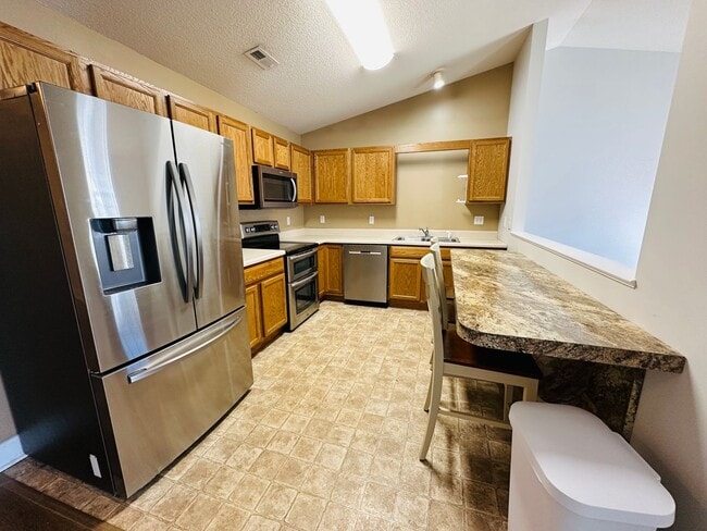 Photo - 2BR/2BA condo – Vaulted Ceilings, Granite Kitchen & Prime North Knoxville Location