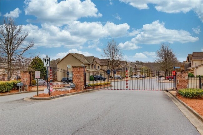 Photo - 2718 Beynon Ln NE