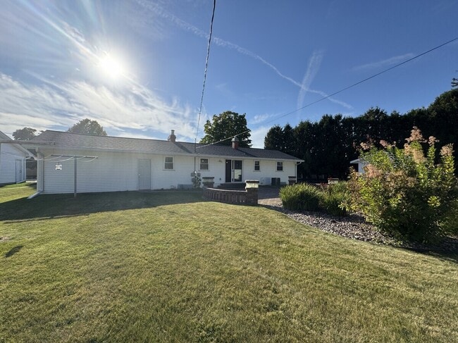 Photo - 1798 Chateau Dr