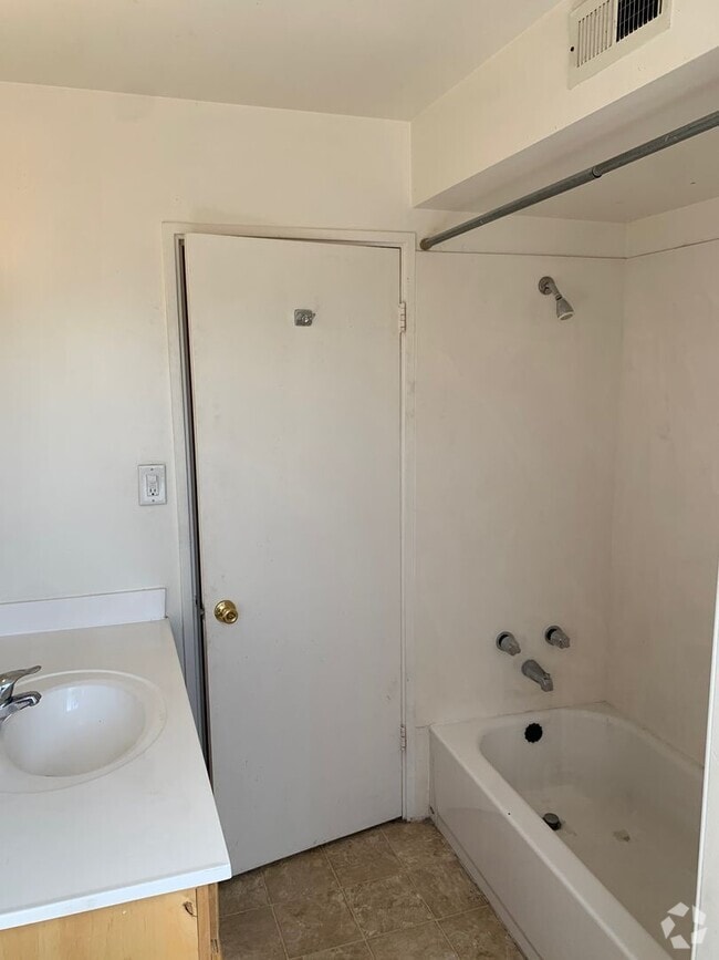 Building Photo - Studio apartment ONLY $995 !! Unit 41