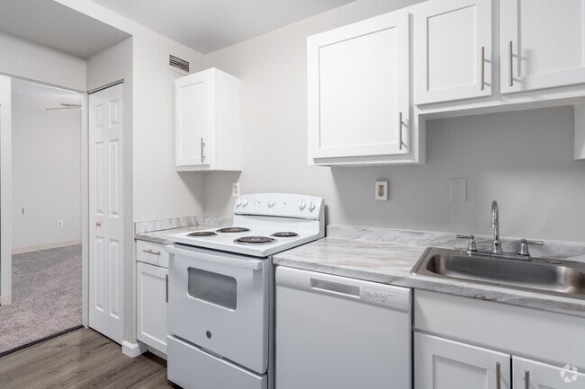 1BR, 1BA - 600SF - Kitchen