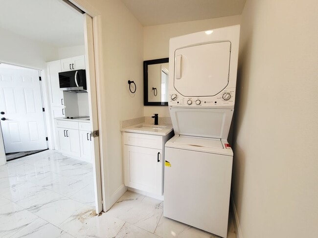 Photo - 2511 Drake Dr