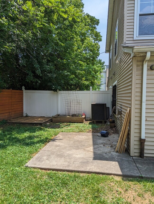 Patio trasero 3 - 631 N 44th St