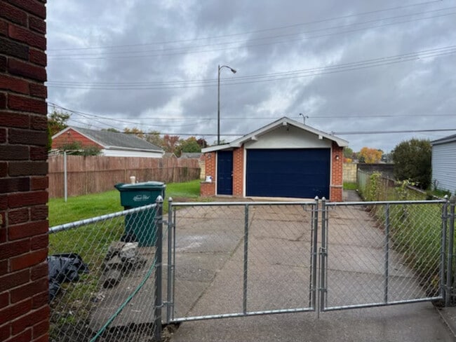 Photo - 1380 Riverbank St