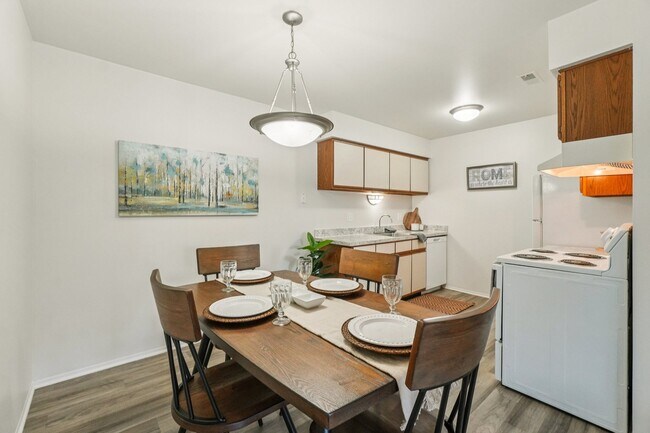 Amplias cocinas y comedores en Eastwood Village Apartments en Clinton Township, MI - Eastwood Village Apartments