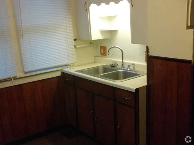 Building Photo - 61 Irene St Unit Rear Apartment
