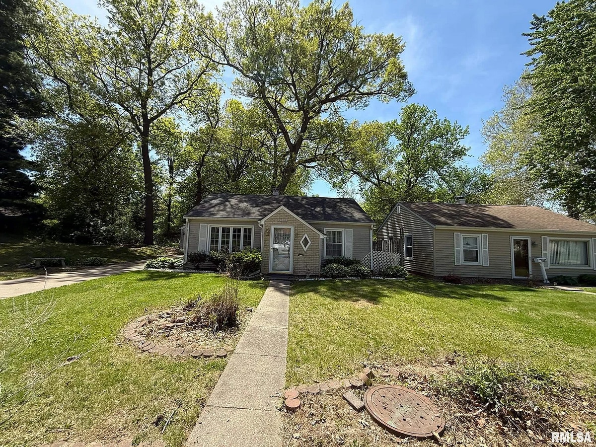Cozy 2-Bedroom House with a Large Space! - Cozy 2-Bedroom House with a Large Space!