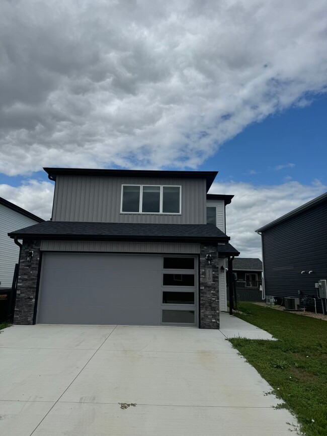 Building Photo - Single Family Home next to Lincoln Elementary!