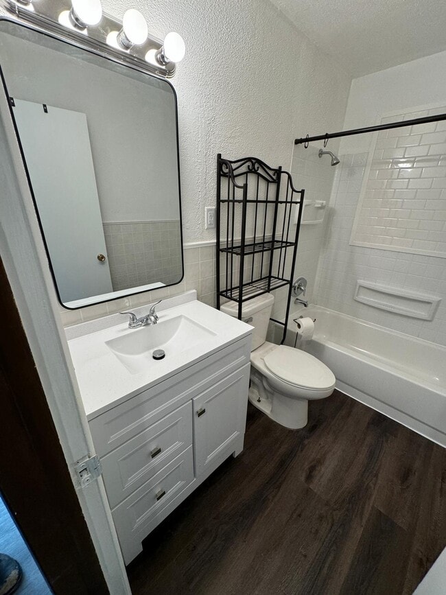 Photo - 5905 Walker Ave Unidad #3