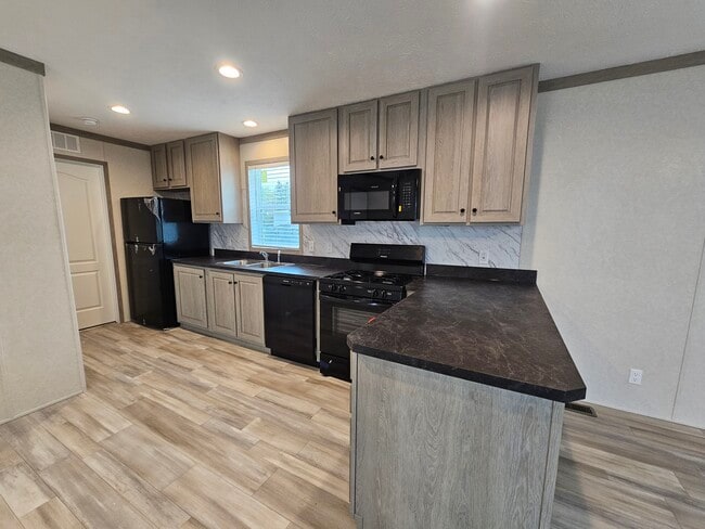 Building Photo - 46000 Geddes Rd