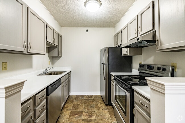 2BR, 1BA - 745SF - Kitchen