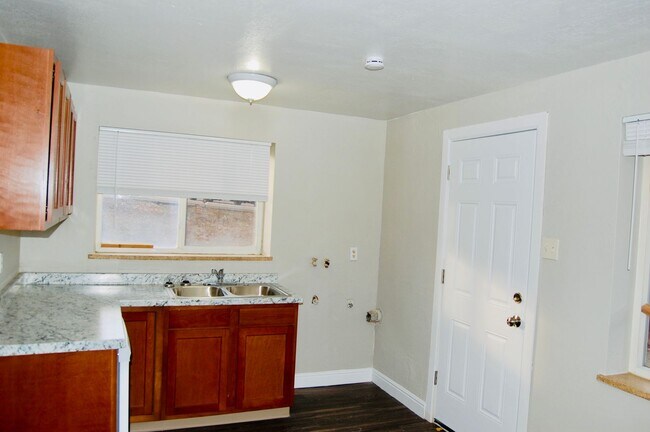 Photo - Updated 3Bedroom- In-Unit Laundry-$1,000 Move-In credit Unidad #1181