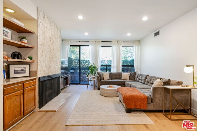 Photo - 1833 Fairburn Ave Condo Unit 205