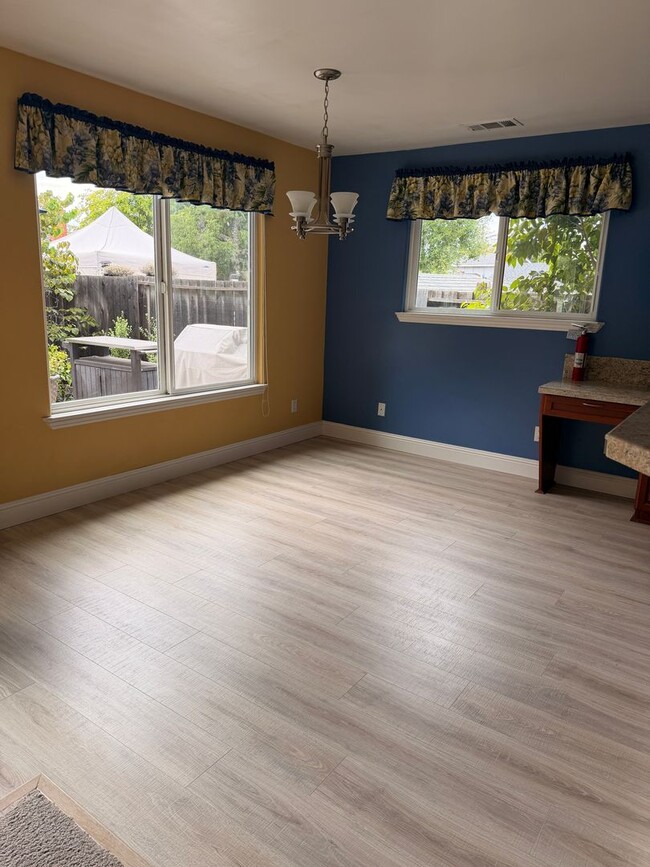 Photo - 941 Faned Way
