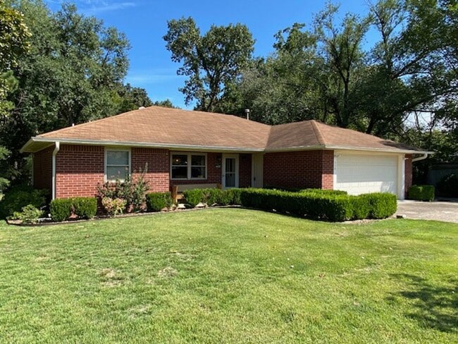 Building Photo - Adorable 2 Bedroom Home Near Downtown Rogers!